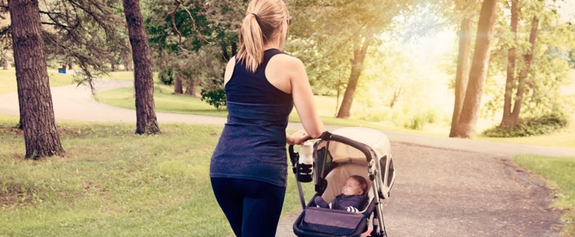 periode-postnatale-femme-promenant-son-enfant