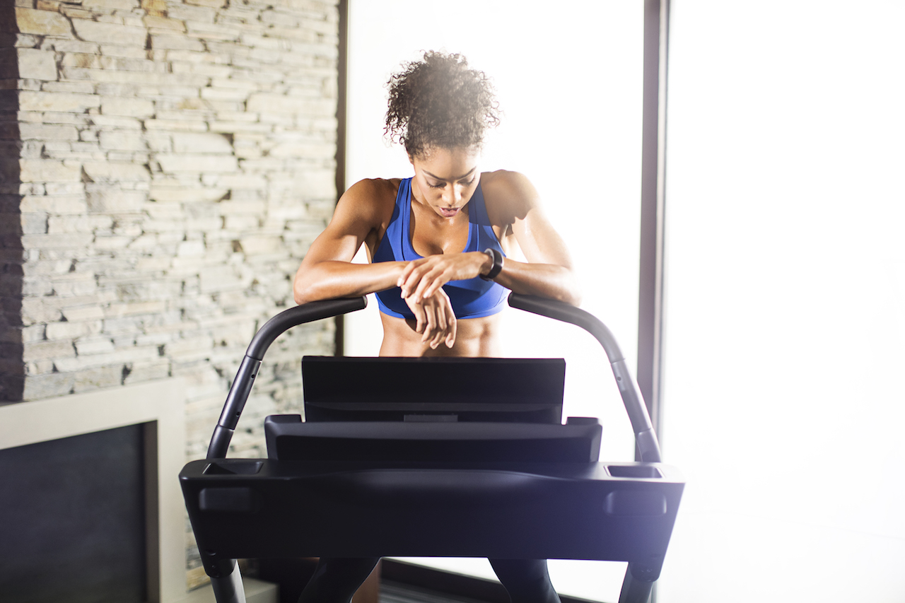 Pourquoi le fitness est votre allié anti-mal de dos ?
Pratiquer une activité physique douce comme le fitness est l'un des meilleurs moyens de lutter contre le mal de dos. En complément d'une attention particulière aux postures adoptées au quotidien, le vélo elliptique est notamment recommandé pour muscler le dos sans forcer. Les exercices de gainage et les étirements vous aideront à limiter les douleurs dorsales progressivement.
