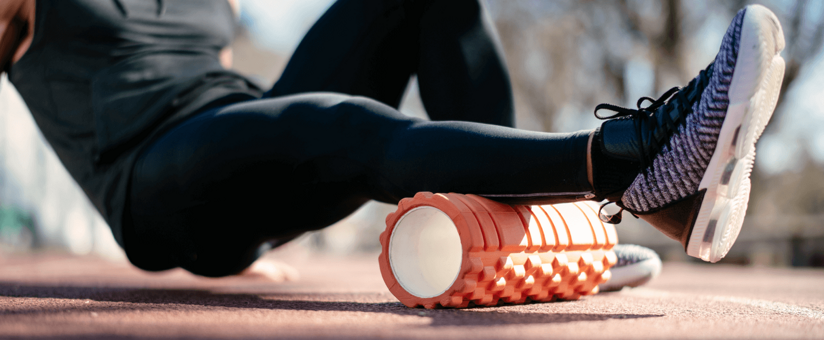 femme-pratiquant-le-fitness-sur-un-tapis