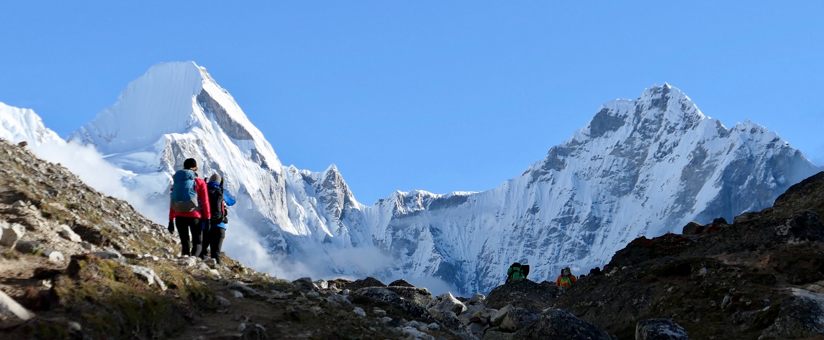 gens-faisant-un-trek-dans-Himalaya