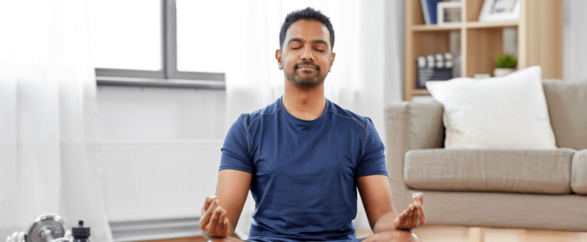 homme-pratiquant-yoga-dans-son-salon