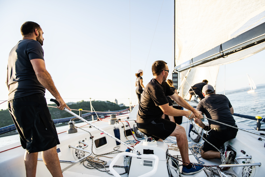 L’attribut alt de cette image est vide, son nom de fichier est courses-nautiques-à-la-voile.jpeg.